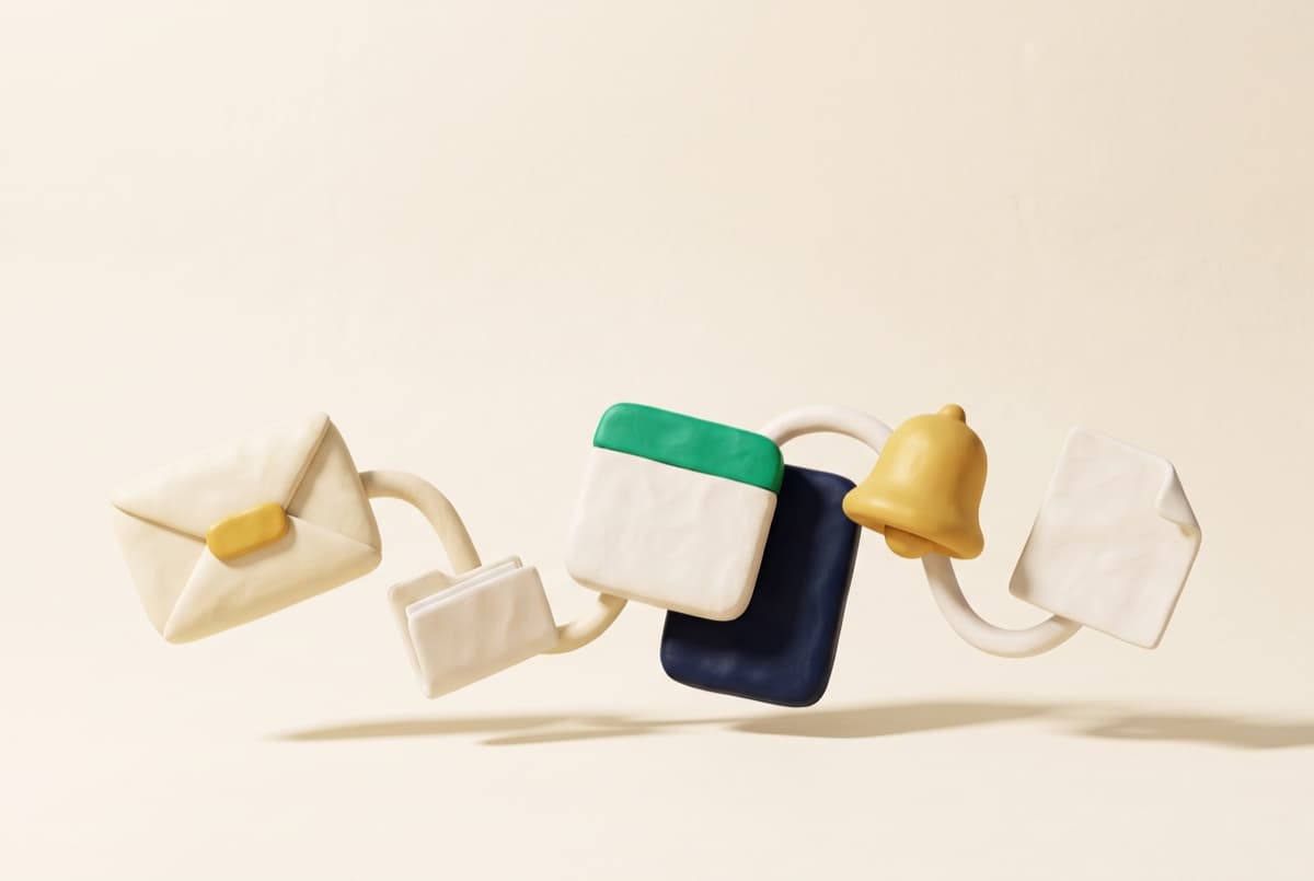 Objets de bureau en pâte à modeler reliés entre eux par des tubes souples, sur fond crème
